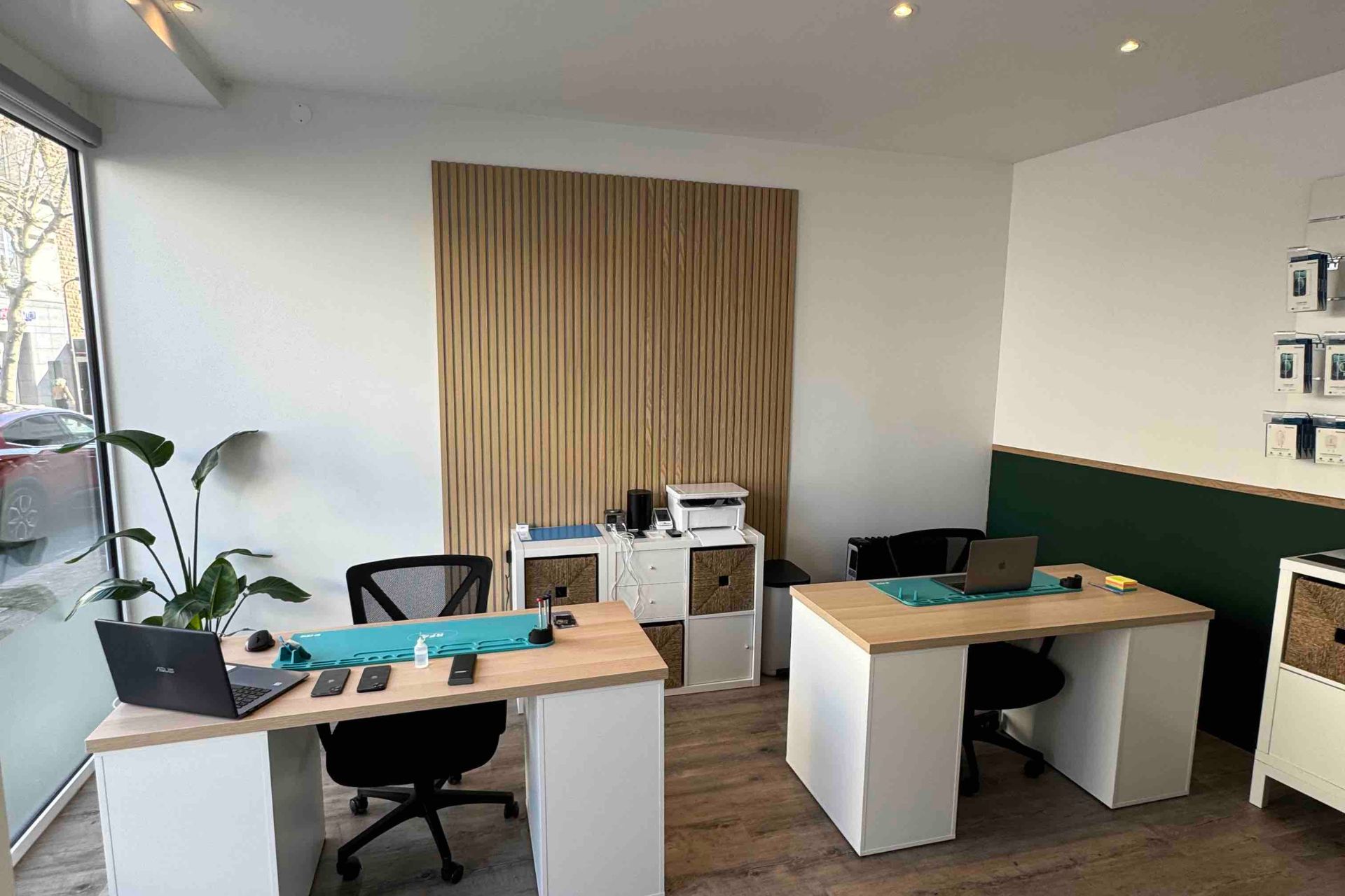 Intérieur de la boutique Repair Place à Chamalières avec ses postes de réparation de téléphones et d'ordinateurs et ses accessoires exposés