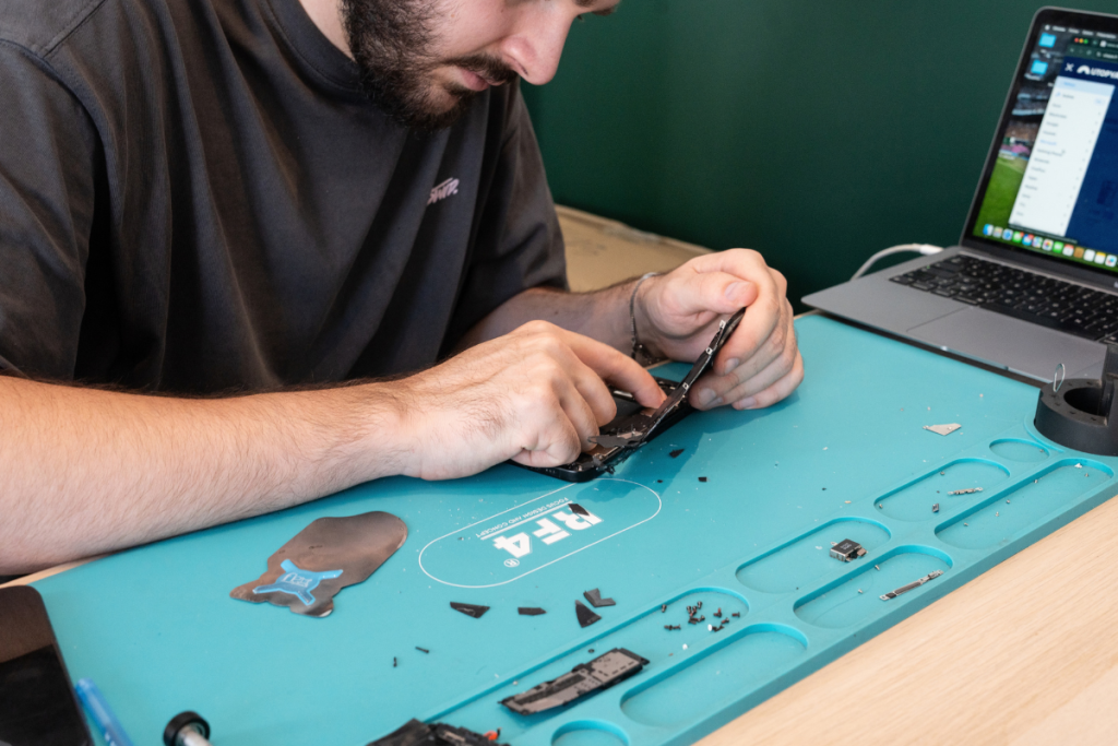 Réparation de smartphones à Chamalières : technicien Repair Place au travail sur un téléphone