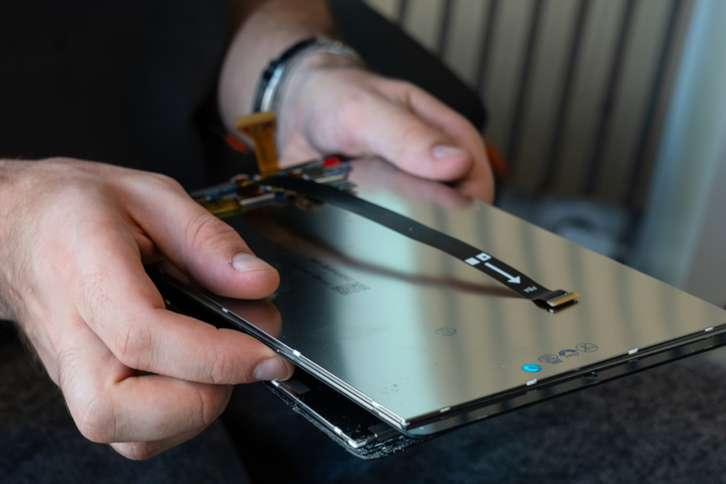 Technicien Repair Place remplaçant une dalle de tablette à Chamalières