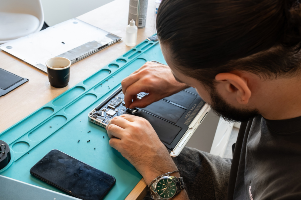 Technicien Repair Place réparant un ordinateur portable à Chamalières