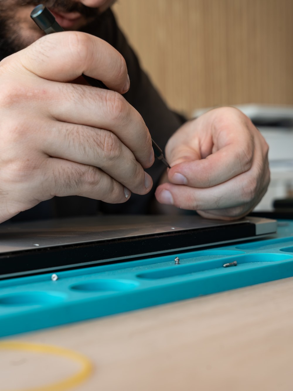 Réparation de PC et Mac : technicien réparant un ordinateur portable chez Repair Place à Chamalières