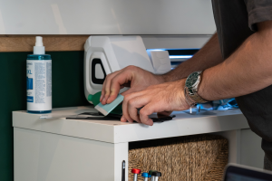 Technicien Repair Place posant une résine lors d'une réparation à l'atelier de Chamalières