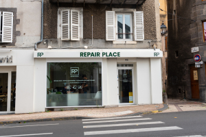 Façade de la boutique Repair Place, réparation de smartphones à Chamalières